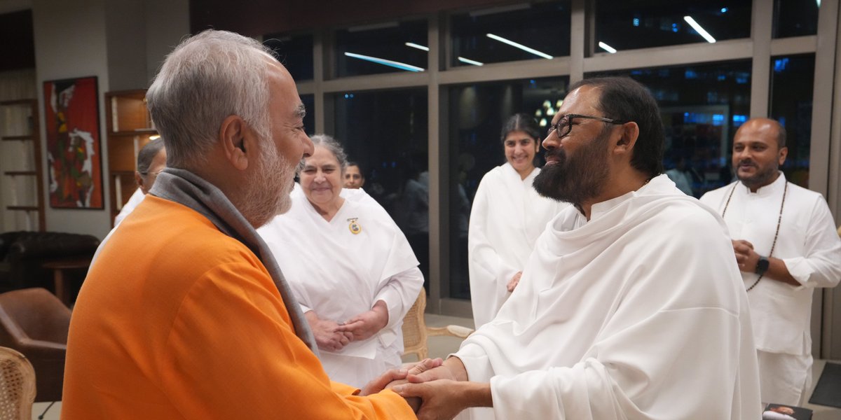 SRMDharampur's tweet photo. We are honoured by the gracious presence of Pujya @SwSwaroopananda, Global Head of @ChinmayaMission, whose wisdom and spiritual fellowship enrich this sacred occasion as we come together in reverence to celebrate Pujya Gurudevshri Rakeshji - 60 Years of an Enlightened Existence.

#HappyBirthdayGurudevRakeshji #SRMD #ChinmayaMission