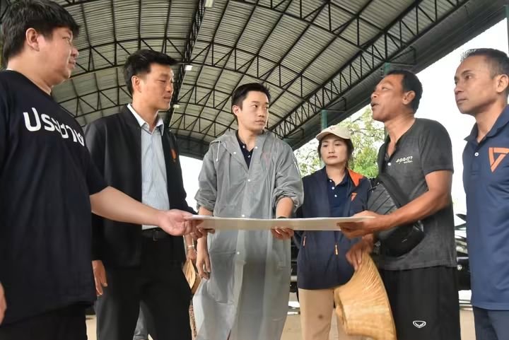 P_23_10's tweet photo. อยุธยาหนักขนาดไหน ดูได้จากสีหน้า2ตี๋ https://t.co/yJKhq8iAb0