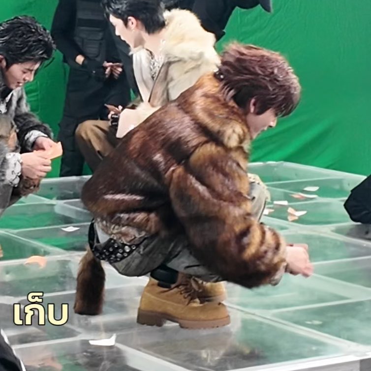 perthcanta's tweet photo. he always looks so small everytime he squats down im gonna eat you whole kitten https://t.co/2cBUZPEEW5