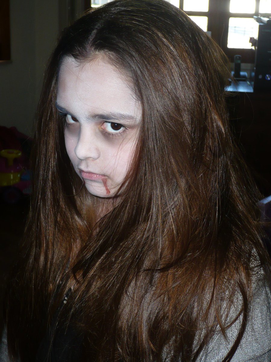 julietacrlo's tweet photo. Cuando a los 10 años me obsesioné con Crepúsculo y salió sesión de fotos mordiendo a mi mamá #same https://t.co/GLwVjGBB8T