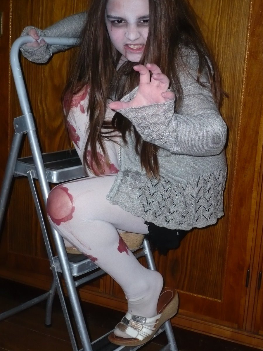 julietacrlo's tweet photo. Cuando a los 10 años me obsesioné con Crepúsculo y salió sesión de fotos mordiendo a mi mamá #same https://t.co/GLwVjGBB8T