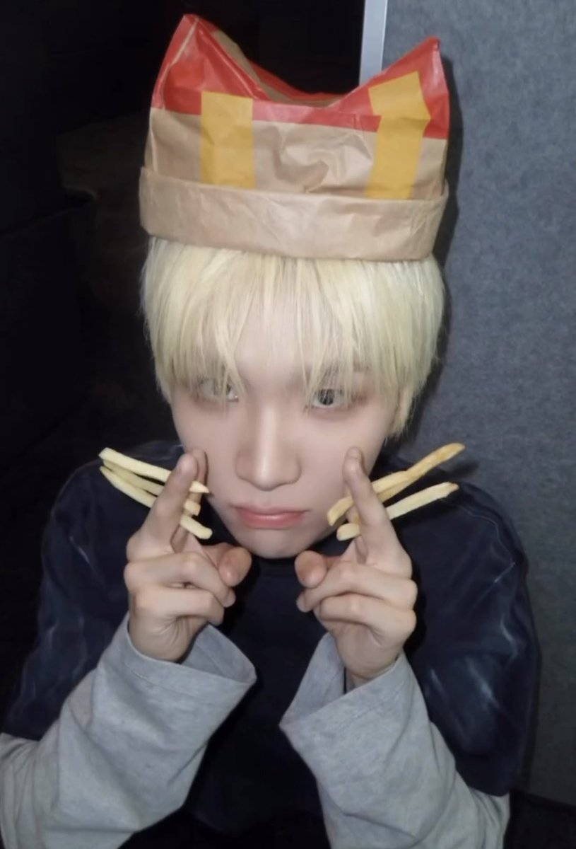 kadeugki's tweet photo. #낙링 
ㄱㅇㅎ 굳이굳이 유행 따라가겠다고 ㅁㄷㄴㄷ 사와서 형 앞에서 재롱부림 https://t.co/QYTVFKFbix