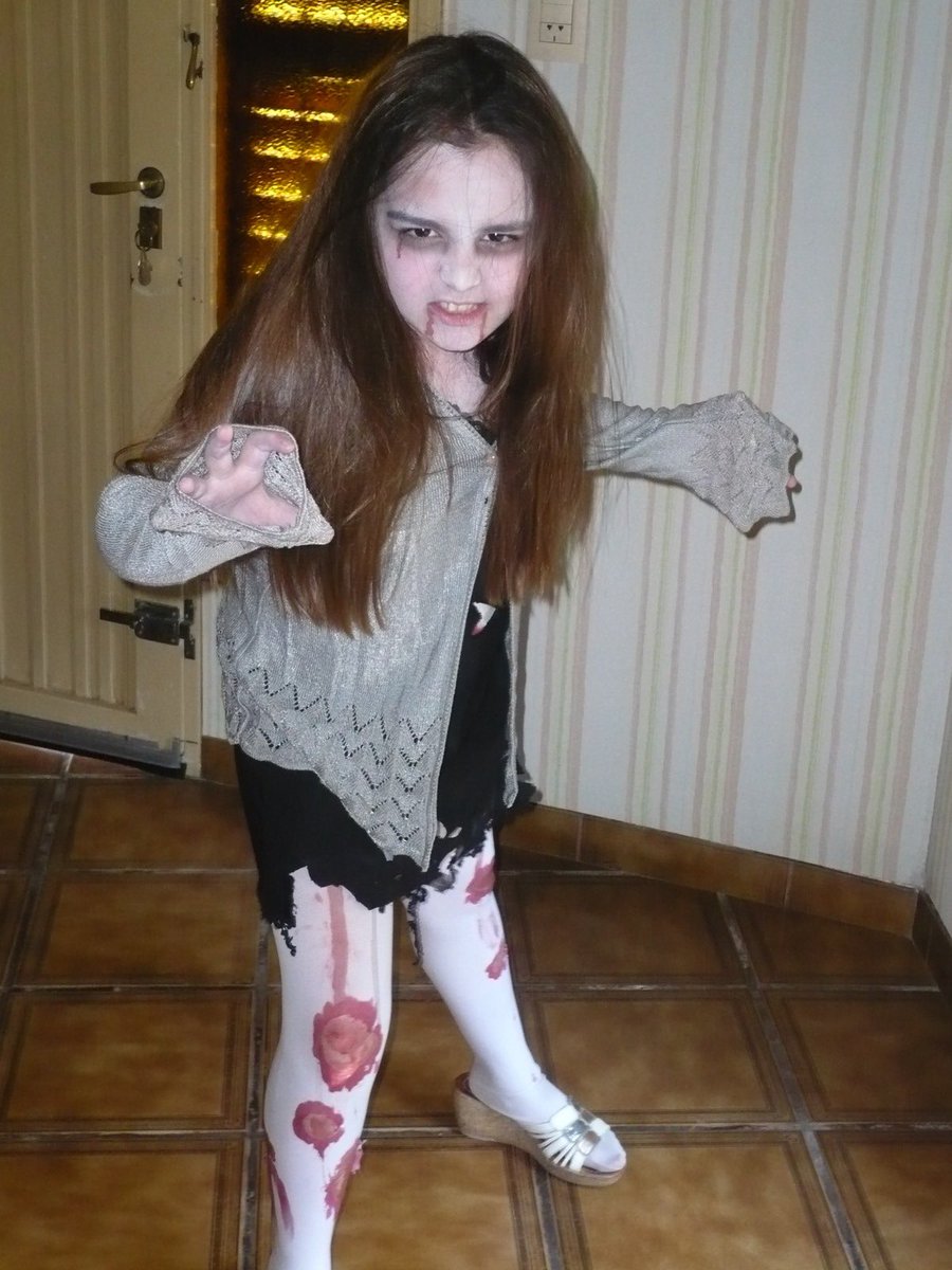 julietacrlo's tweet photo. Cuando a los 10 años me obsesioné con Crepúsculo y salió sesión de fotos mordiendo a mi mamá #same https://t.co/GLwVjGBB8T