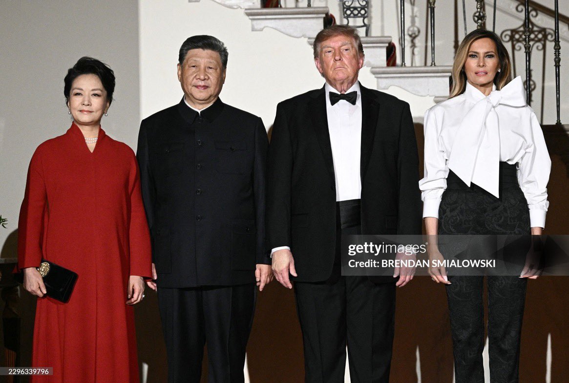 arlinmedrano_'s tweet photo. Xi Jinping decidió no usar smoking y acudió con un traje Mao.

Un traje tradicional puede tener el mismo rango simbólico que cualquier vestimenta occidental de etiqueta. Un traje Mao, un huipil o la indumentaria de los pueblos indígenas de México que tanto le molesta a la derecha.