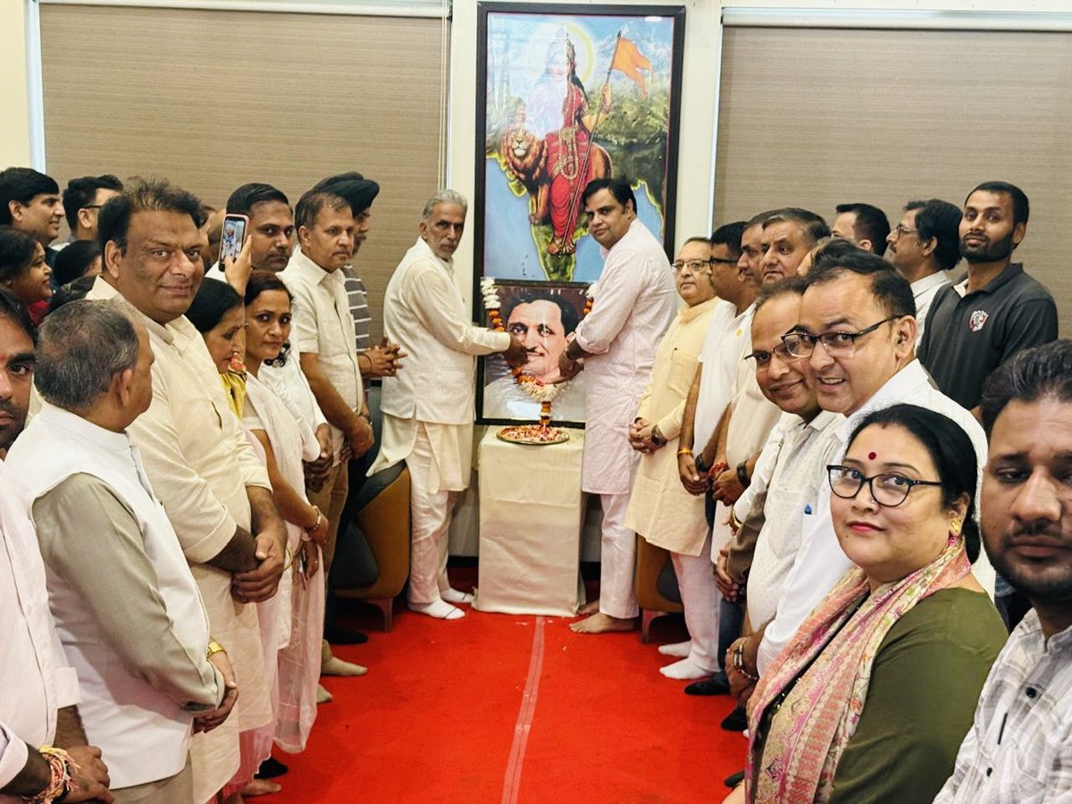 priyankabjpfbd's tweet photo. अंत्योदय के प्रणेता जनसंघ के संस्थापक सदस्य श्रद्धेय पंडित दीनदयाल उपाध्याय जी की जयंती के अवसर पर केंद्रीय राज्यमंत्री श्री @KPGBJP जी एवं जिलाअध्यक्ष श्री पंकज रामपाल जी ने जिला कार्यालय पर आयोजित कार्यक्रम में उनके चित्र पर पुष्पांजलि अर्पित कर भावभीनी श्रद्धांजलि अर्पित की। https://t.co/lOcjKfxOzf