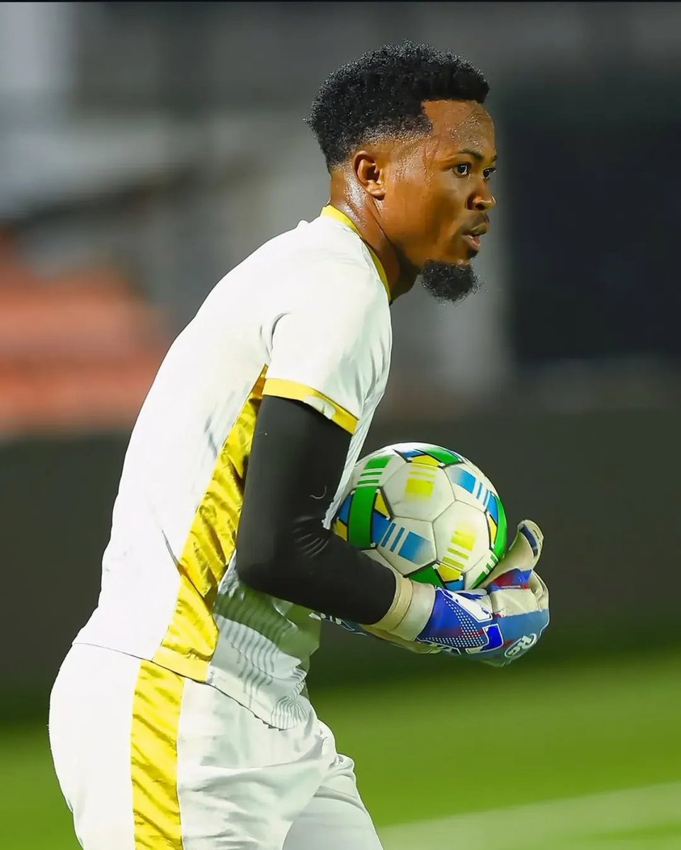 Mkadimbajnr's tweet photo. 🚨🇹🇿 Sometimes kucheza national team sio kujua tu pekee,kuna mda tunahitaji uzoefu

Foba anastruggle hata kwenye Kucommand backline yake(makosa yanayofanywa na Mabeki wa Taifa stars kama kungekuwa na goalkeeper ambaye anaweza kuzungumza ingesaidia zaidi, sometimes mabeki wanahitaji sauti ya goalkeeper ili kuwafamya wawe active wakati wote)

Experience matters