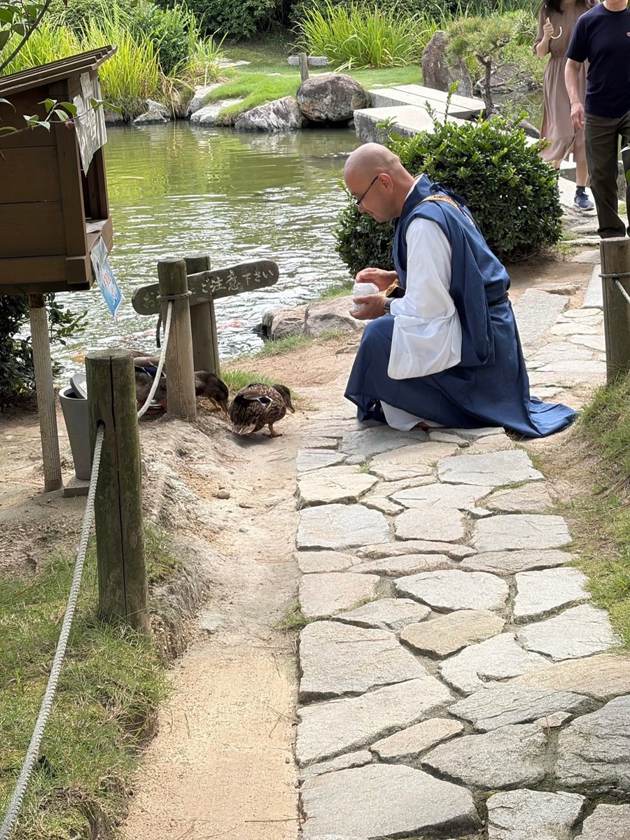 ootakisayen's tweet photo. 元老大先達の杖をもって
四国遍路
ありがたし

中津万象園のカモ🦆
懐いててかわいい😍

八十場のトコロテン😋

宿泊は琴平
昭和のかほり https://t.co/8ItHlu1fBg