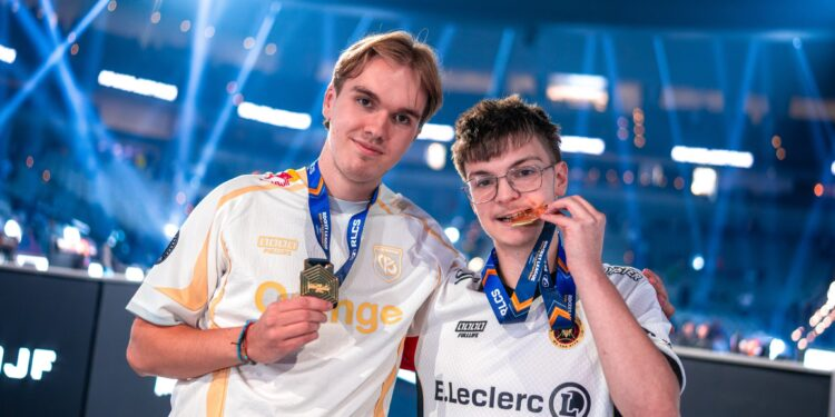 KUKKIBatbout's tweet photo. 🚨💣 [SOURCES] Kamet0 (KC) has just submitted a FINAL offer to Atow 🇧🇪 and Zen 🇫🇷

"We don't have the money, we don't have the infrastructure, and we can't afford to provide bootcamps, but we have a huge fanbase, do it for the fans and the hype"

KC is playing its last cards 🔥 https://t.co/AedJawi9hd