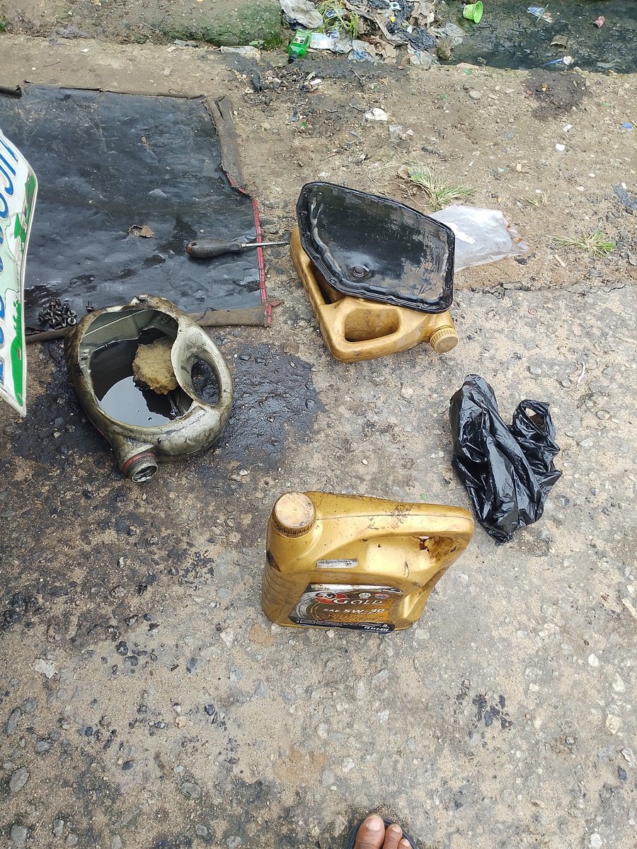 AdeobaAdelani's tweet photo. Mechanic use 3k Fuel dey Wash parts and hand. 
Money wey i suppose use Drink Goldberg. 😭😭😭 https://t.co/LVmgxv2M5j