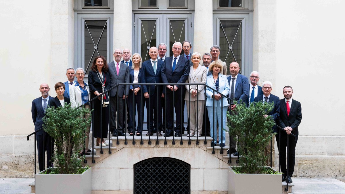 duralexsl's tweet photo. 🔴 ⚖️ C'est la PREMIÈRE FOIS que la plainte d'un justiciable donne lieu à la comparution d'un magistrat devant le Conseil supérieur de la magistrature (une première sur env. 700 plaintes en 2 ans).

Une juge d'instruction de Senlis a comparu hier devant le CSM pour faute disciplinaire.
La plaignante est la sœur de Bénédicte Belair, retrouvée morte et baignant dans son sang en 2017 à Pont-Sainte-Maxence.

Ce qui ressemblait à des traces de coups a été constaté, le compagnon avait déjà été condamné pour avoir frappé la victime, mais la juge persistait à vouloir orienter l'enquête vers une chute dans les escaliers.
L'atmosphère était donc tendue.

Lors d'une audition de la sœur de la victime par la juge, la sœur s'effondre, son avocat demande une pause.
Réponse de la magistrate : « on continue, c'est bon, j'ai 67 dossiers derrière ».

La plaignante dénonce également le déroulé de l'exhumation du corps de la victime : ordonnée par la magistrate sans en avertir les proches, avec une consigne de silence imposée aux intervenants.

Il est à noter qu'en tant que simple justiciable, la plaignante n'a pas pu prendre la parole durant la comparution de la magistrate.

La décision sera rendue dans plusieurs mois.

Concernant le compagnon, il a depuis été mis en examen pour violences volontaires aggravées (entre 2015 et 2017) et a le statut de témoin assisté pour meurtre. Il nie les faits.

(Sources : France3 Régions/Le Monde - Photo : Jeanne Accorsini/CSM/SIPA)