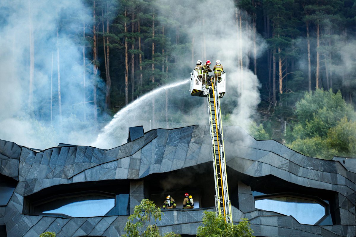EnSetTuitsDMG's tweet photo. L’incendi de la Querola d’Ordino confirma que quan dèiem que el mercat immobiliari treia fum, no era només una metàfora. https://t.co/X4gv6a0EFr