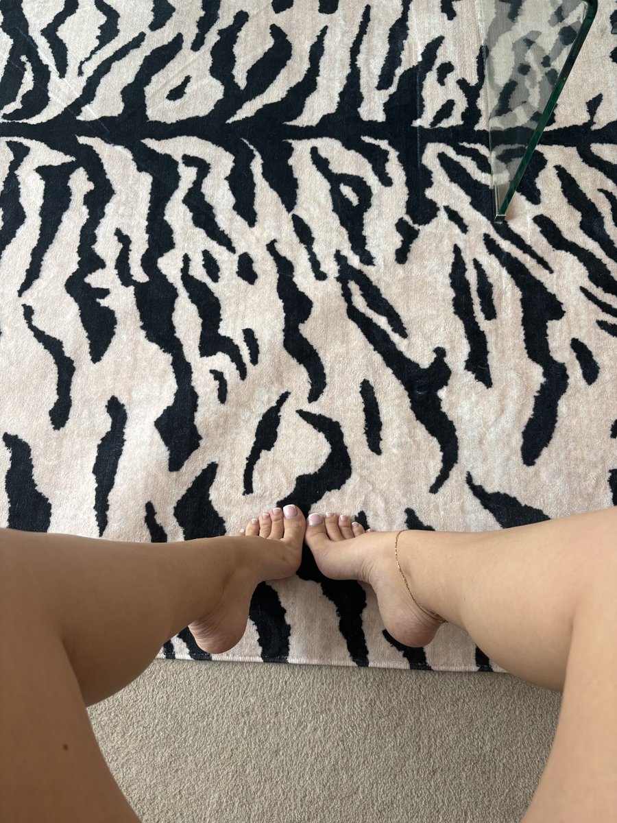 LadyAleena_'s tweet photo. Go broke for me.
#feet #findom #paypig https://t.co/mlZ3rxTtT6