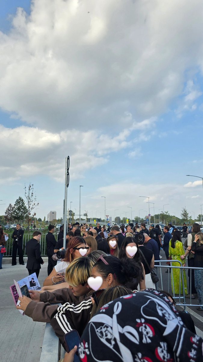 moonxest's tweet photo. they think they don't have many interfans but look at how many fans came and keep coming, tlefirstone you're so loved 😭😭

@TLE_mtm @firstone_wnk

TLE FIRSTONE AT MFW 2027
#MOSCHINOSS27xTLEFIRSTONE 
#Tlefirstone https://t.co/1PGagSCYtq