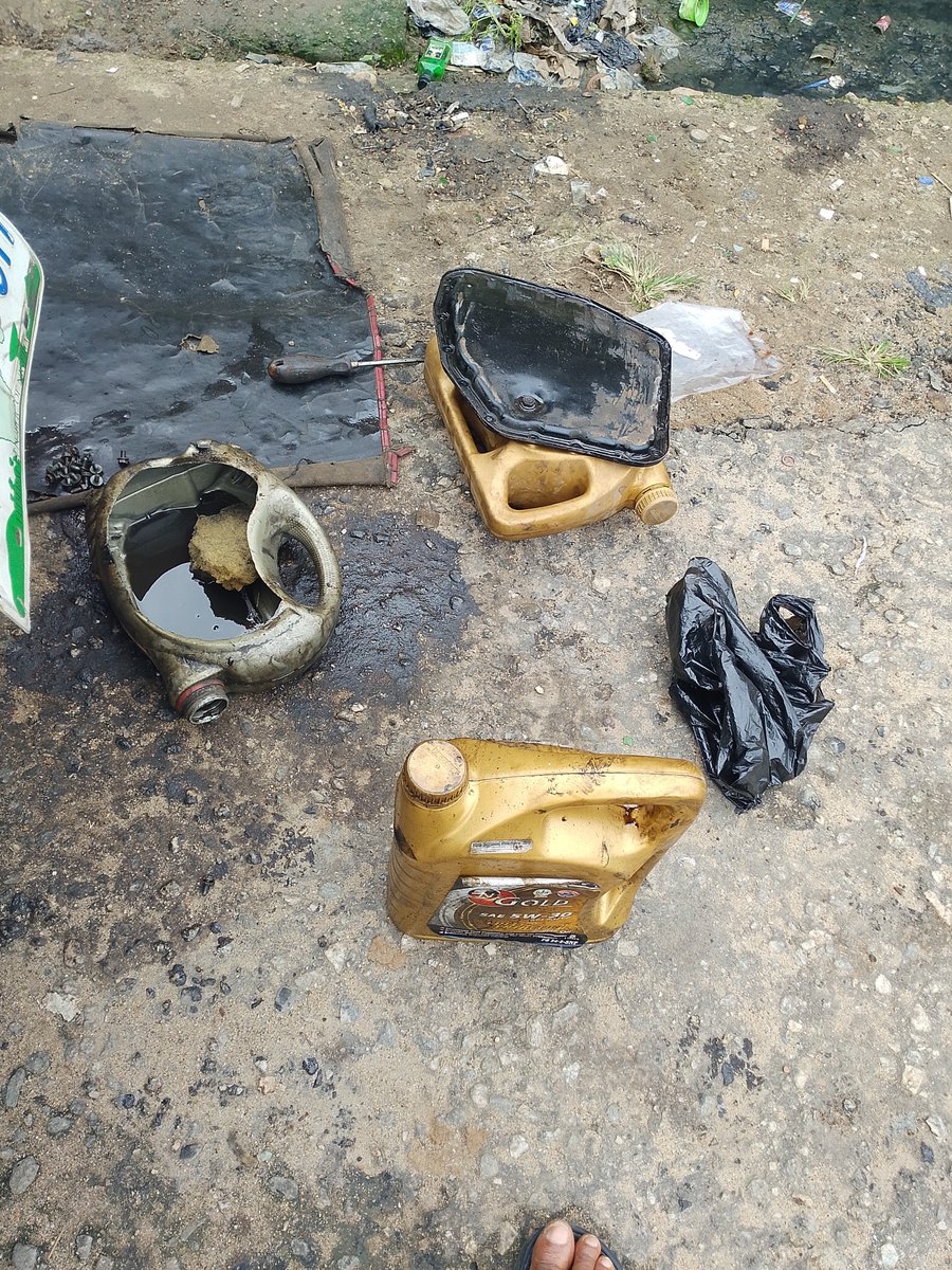 AdeobaAdelani's tweet photo. Mechanic use 3k Fuel dey Wash parts and hand. 
Money wey i suppose use Drink Goldberg. 😭😭😭 https://t.co/LVmgxv2M5j