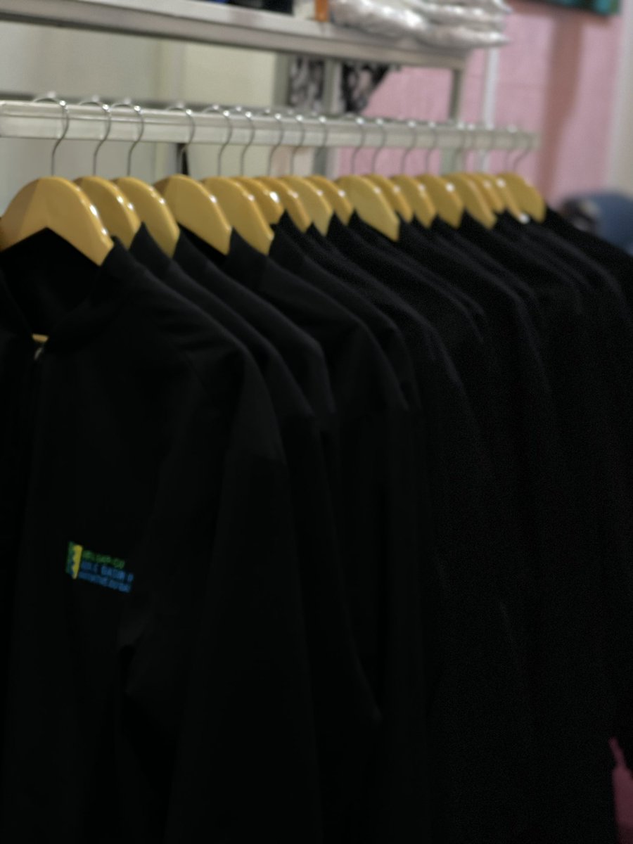 Baurice4Ever's tweet photo. 100 jackets. 7 days. Zero compromise on quality. Every detail matters when it's handcrafted. 

&amp; remember: Nobody is more flexible than us.] 
#Handcrafted #B2B #CustomApparel
#BauriceFashion♥️ https://t.co/R9agUoTsrq