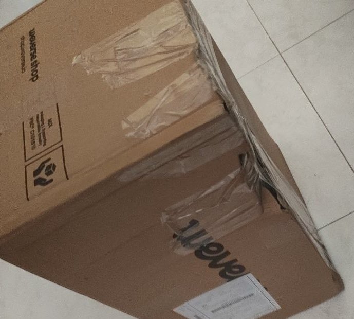 weno9o7's tweet photo. how studio choom arrived #thoughtsandprayers also the size of the box is mad… https://t.co/LnuED94Kui