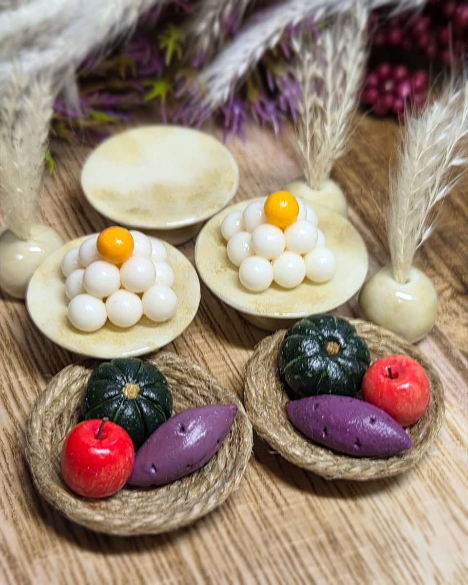 nikottonare's tweet photo. 9月25日今夜は十五夜(中秋の名月)🌕
お月見団子と季節の野菜と果物🍡🍠
ススキも一緒に飾って楽しい秋の行事の準備は万端です✨
#ミニチュア #月見団子 https://t.co/KGmatNh6pP