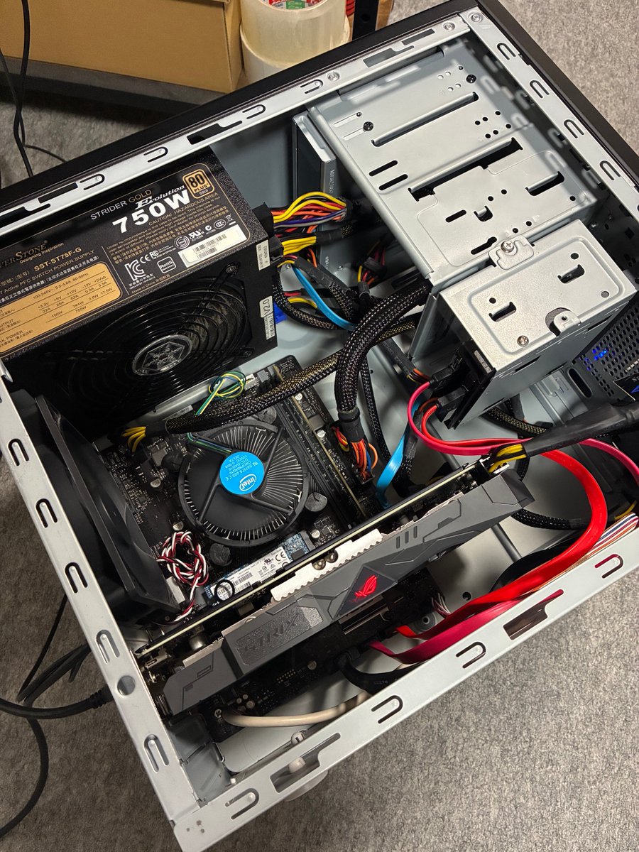 kousaka2810's tweet photo. ドスパラ汎用ケース・750wGold(白石)・i5-8400・ﾒﾓﾘ8GB(DDR4)・Asus1050ti・
SSD-256GB(SanDisk)+240GB(ADATA)・HDD-1TB(WDblue)・win10Home(ライセンス認証済)。ディスク3台クリスタルインフォで正常。配線裏へまわせないのしんどいな。8年前のパーツ寄せ集めだけど知り合いで欲しい人いるかな？ https://t.co/OZFfgFz0EJ
