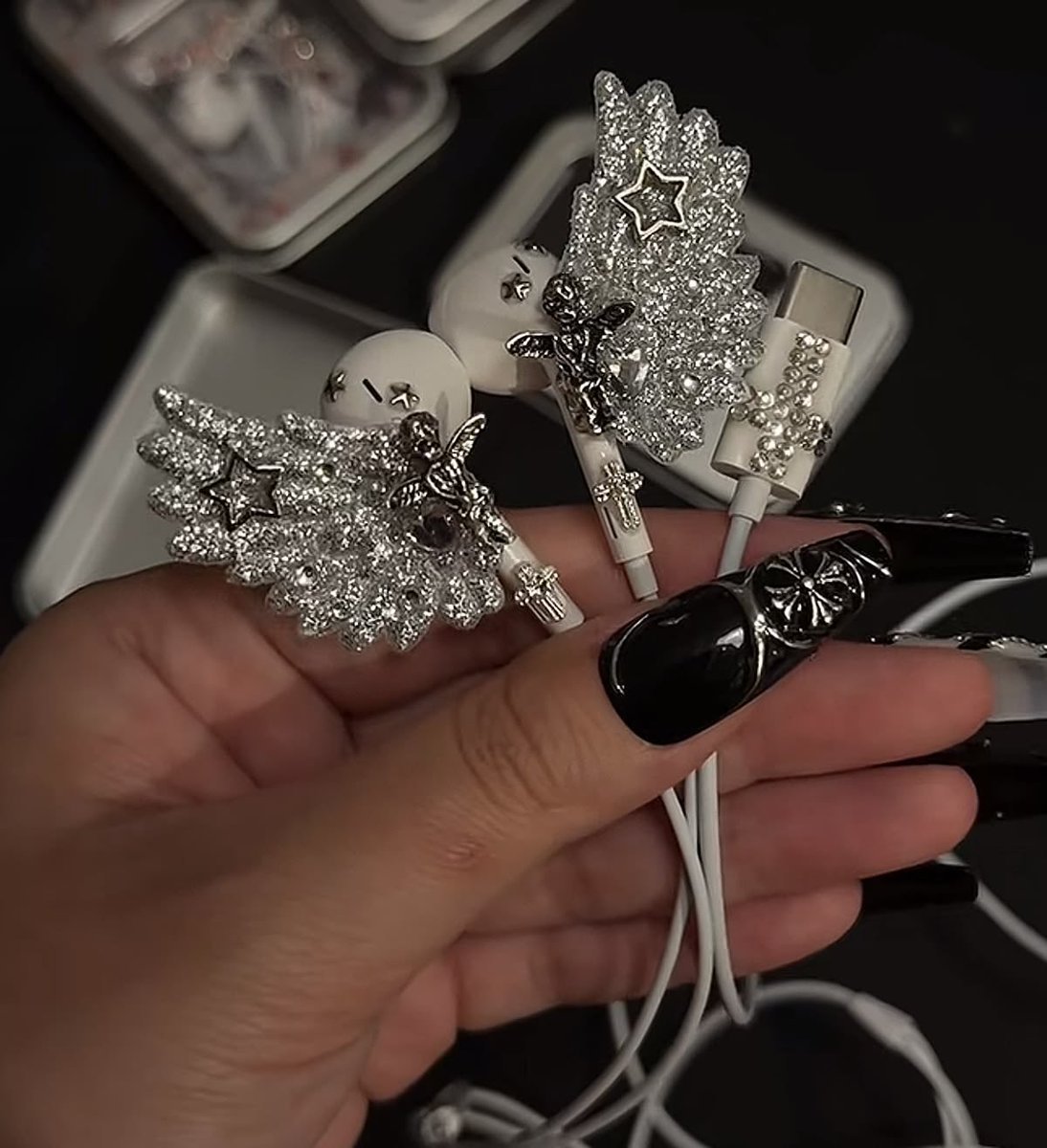 gentleescape's tweet photo. Cute earpiece https://t.co/qIxFXkBigE