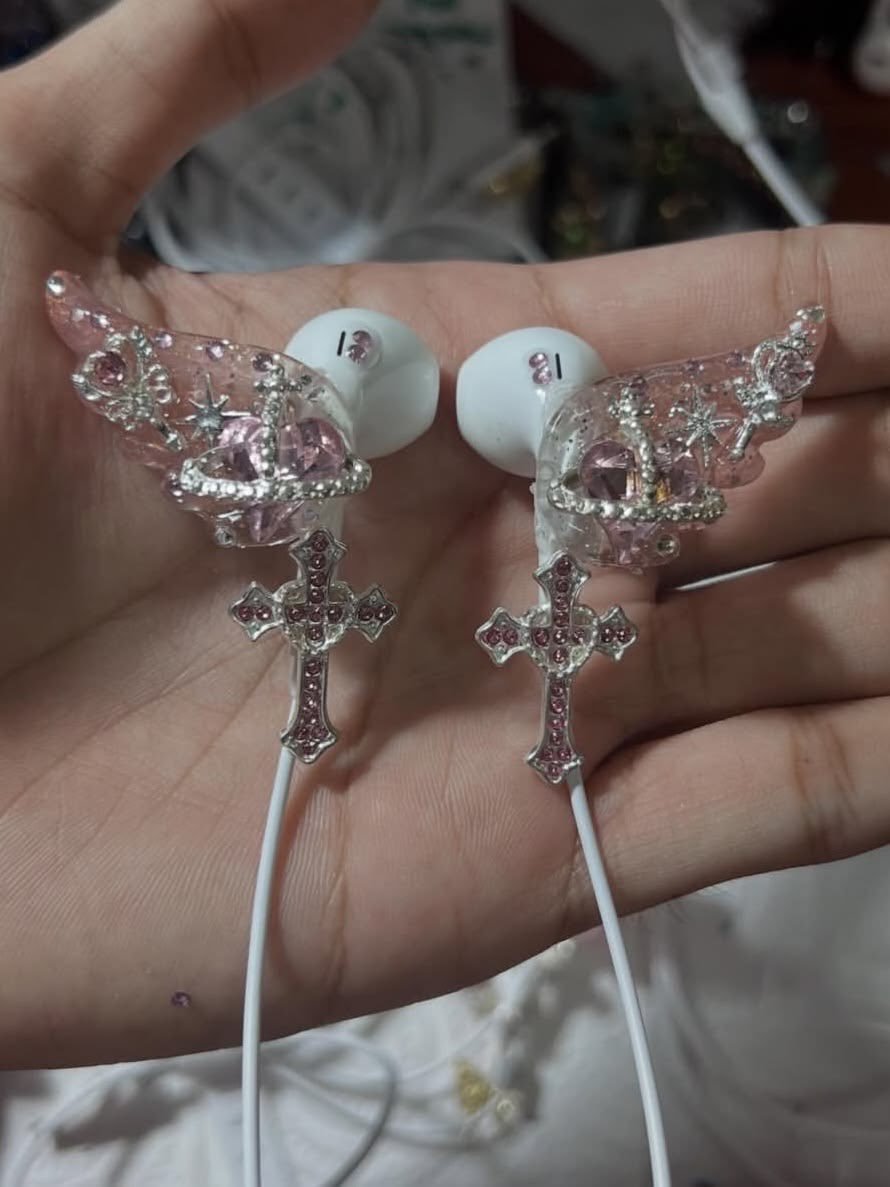 gentleescape's tweet photo. Cute earpiece https://t.co/qIxFXkBigE