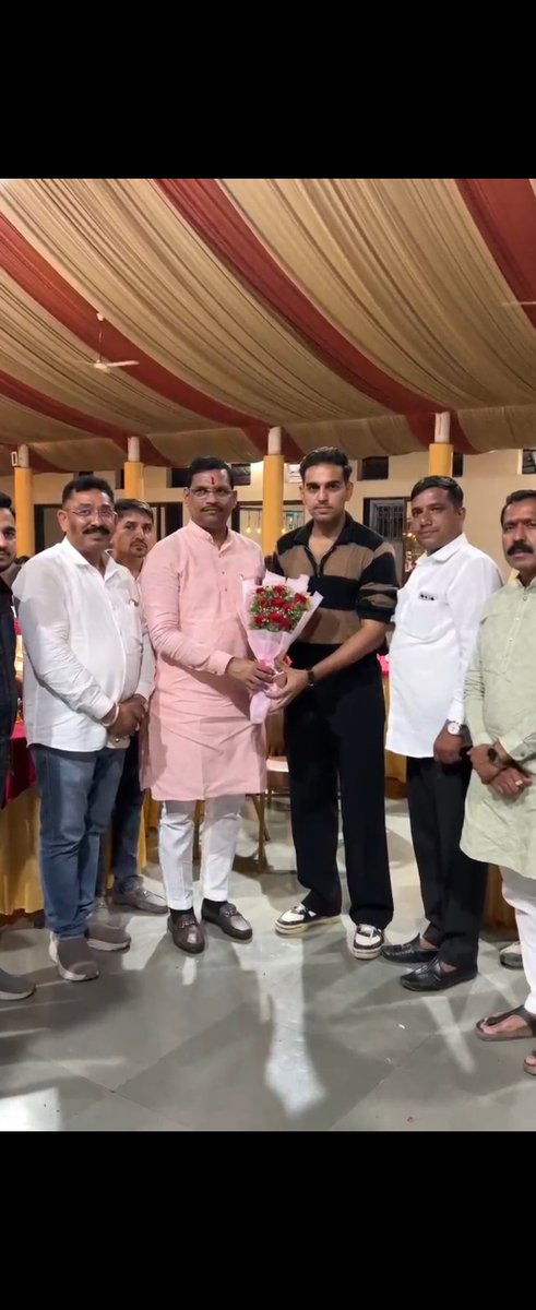 Shaileshghanch1's tweet photo. पुणे प्रवास के दौरान पिंपरी-चिंचवड़ के आमदार श्री @ShankarJagtap_  नगरसेवकगण एवं सभी पदाधिकारियों के आत्मीय सत्कार हेतु हार्दिक आभार। 🙏

महाराष्ट्र में बसे राजस्थानी प्रवासियों से मिलकर हमेशा अपनापन महसूस होता है। पुराने चुनावी पलों की यादें भी ताज़ा हुईं।

#shaileshghanchi https://t.co/adpPRzxDhk