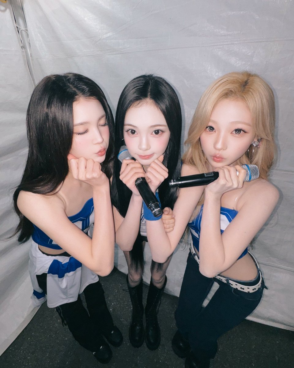 rohryuna's tweet photo. An  exquisite,  backstage  confluence  of  melody  and  charm—where  radiance  meets  kindred  harmony.  Capturing  those  fleeting,  whimsical  moments  backstage  with  a  touch  of  extra  magic  🎤✨ https://t.co/ixgPlJOZmK