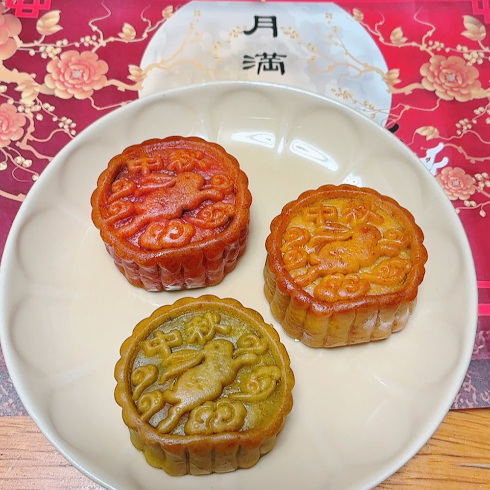 nicottoplus's tweet photo. お月さまは見えませんでしたが、
たまご入り月餅でお月見をしました🌕🥮 https://t.co/qG814GnFwS