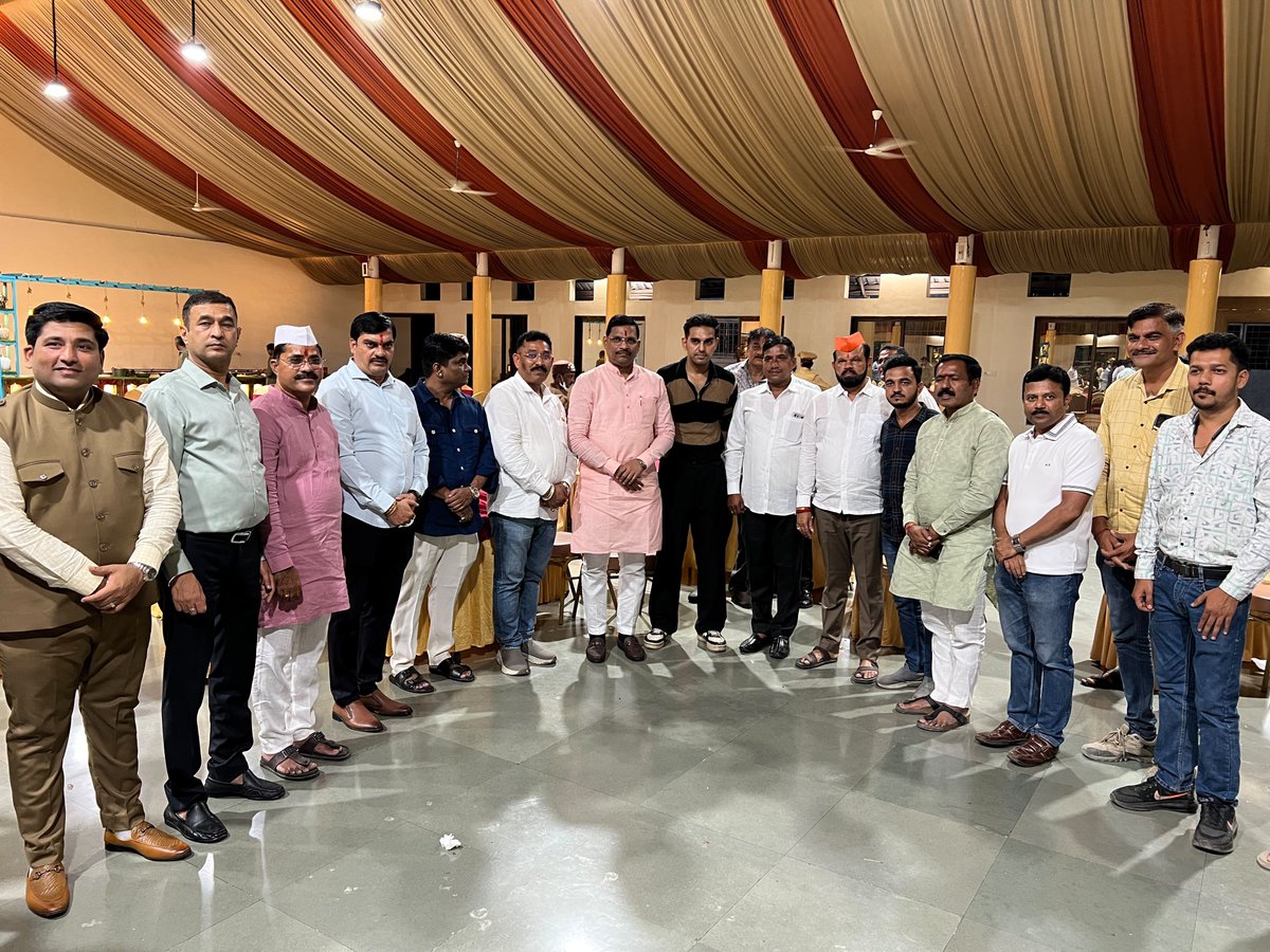 Shaileshghanch1's tweet photo. पुणे प्रवास के दौरान पिंपरी-चिंचवड़ के आमदार श्री @ShankarJagtap_  नगरसेवकगण एवं सभी पदाधिकारियों के आत्मीय सत्कार हेतु हार्दिक आभार। 🙏

महाराष्ट्र में बसे राजस्थानी प्रवासियों से मिलकर हमेशा अपनापन महसूस होता है। पुराने चुनावी पलों की यादें भी ताज़ा हुईं।

#shaileshghanchi https://t.co/adpPRzxDhk