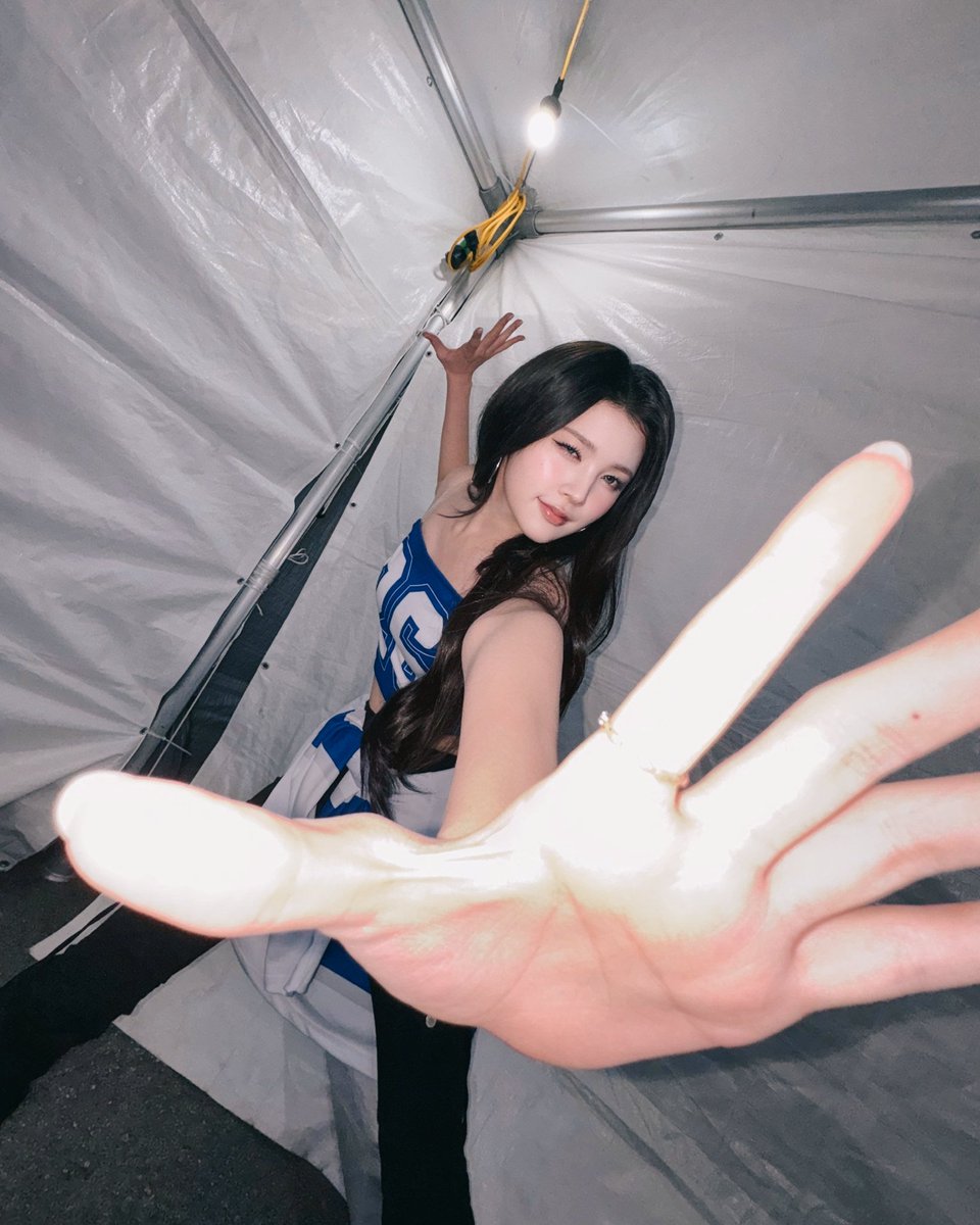 rohryuna's tweet photo. An  exquisite,  backstage  confluence  of  melody  and  charm—where  radiance  meets  kindred  harmony.  Capturing  those  fleeting,  whimsical  moments  backstage  with  a  touch  of  extra  magic  🎤✨ https://t.co/ixgPlJOZmK
