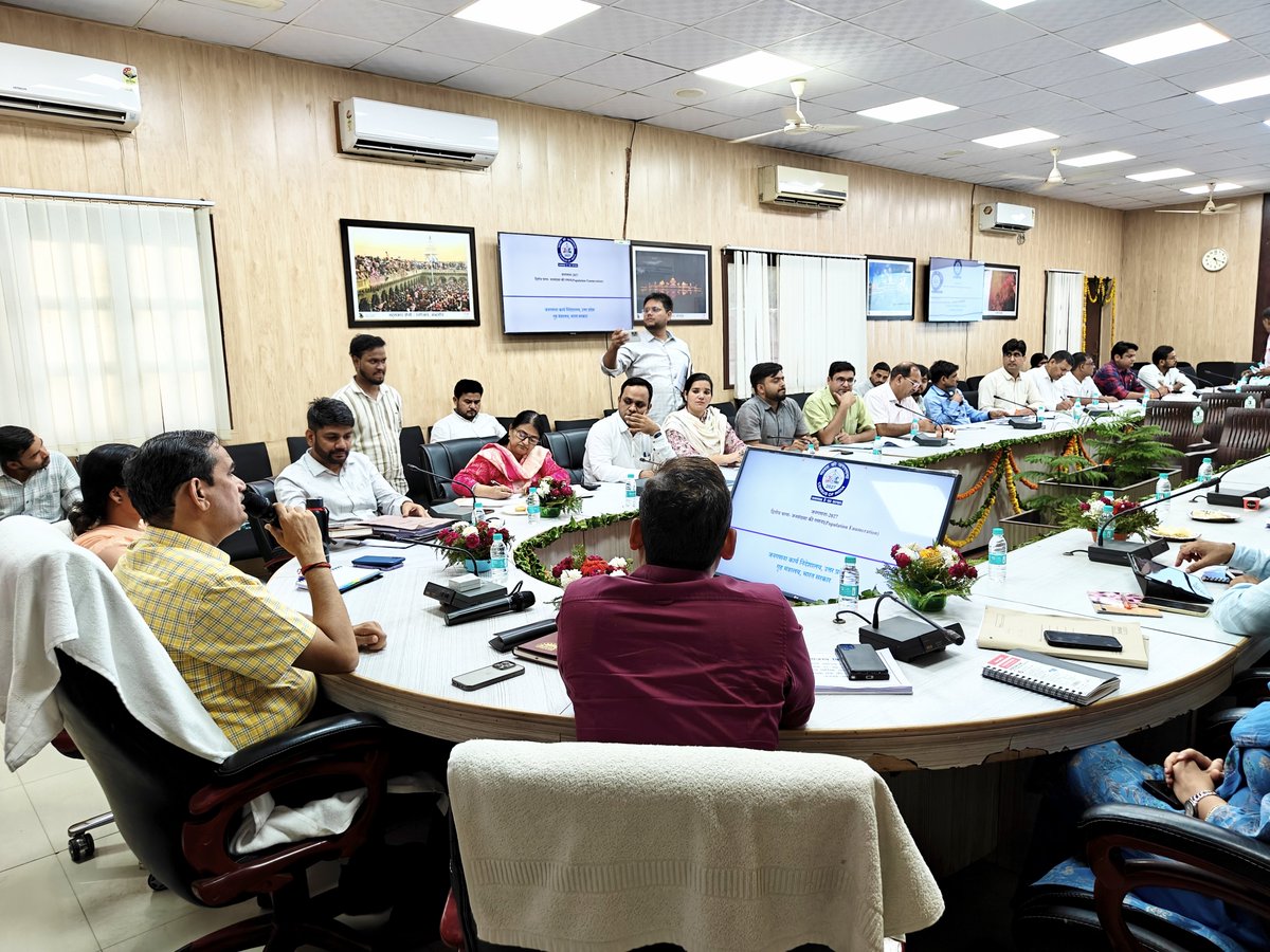 DMMathura1's tweet photo. भारत की जनगणना-2027 के द्वितीय चरण (जनसंख्या की गणना-Population Enumeration) के समयबद्ध एवं गुणवत्तापूर्ण संचालन हेतु जिला स्तरीय जनगणना समन्वय समिति की बैठक हुई संपन्न।

भारत की जनगणना-2027 के द्वितीय चरण का कार्य दिनांक 01 दिसम्बर 2026 से 04 जनवरी 2027 तक किया जाएगा।

दिनांक 07 अक्टूबर 2026 से दिनांक 14 अक्टूबर 2026 तक फील्ड ट्रेनर्स को प्रशिक्षण दिया जाएगा।

स्व-गणना का कार्य दिनांक 16 नवंबर 2026 से दिनांक 30 नवंबर 2026 तक किया जा सकता है।

#censusup #census2027 #censusinmathura

@UPGovt @myogiadityanath
@CMOfficeUP @InfoDeptUP