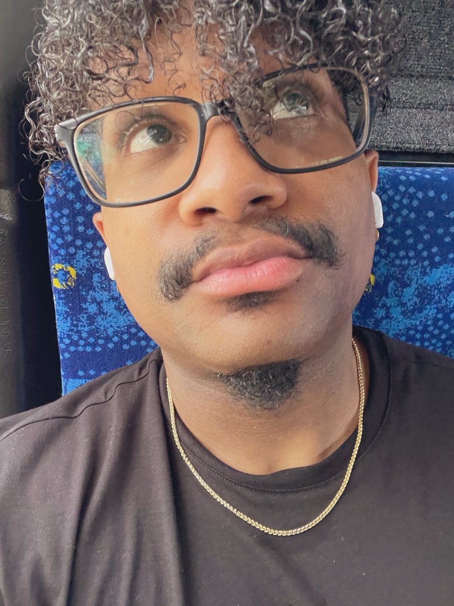 KavonMorillo's tweet photo. Commuting 🚌 #gaynyc #nycgay #gaytwitter #dominican https://t.co/8RfgLj6s4R
