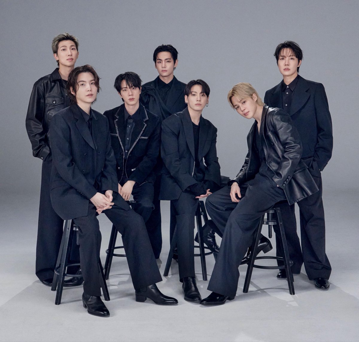 bts_base_'s tweet photo. Best-selling artists debuted in the 21st century (EAS)

1. Taylor Swift — 275 million
2. Drake — 204 million
3. #BTS — 164 million* 🔥
4. Rihanna — 145 million
5. Coldplay — 145 million

*Including solo works, BTS have sold over 221 million total album units worldwide 👑

#BTSbestband @BTS_twt #방탄소년단