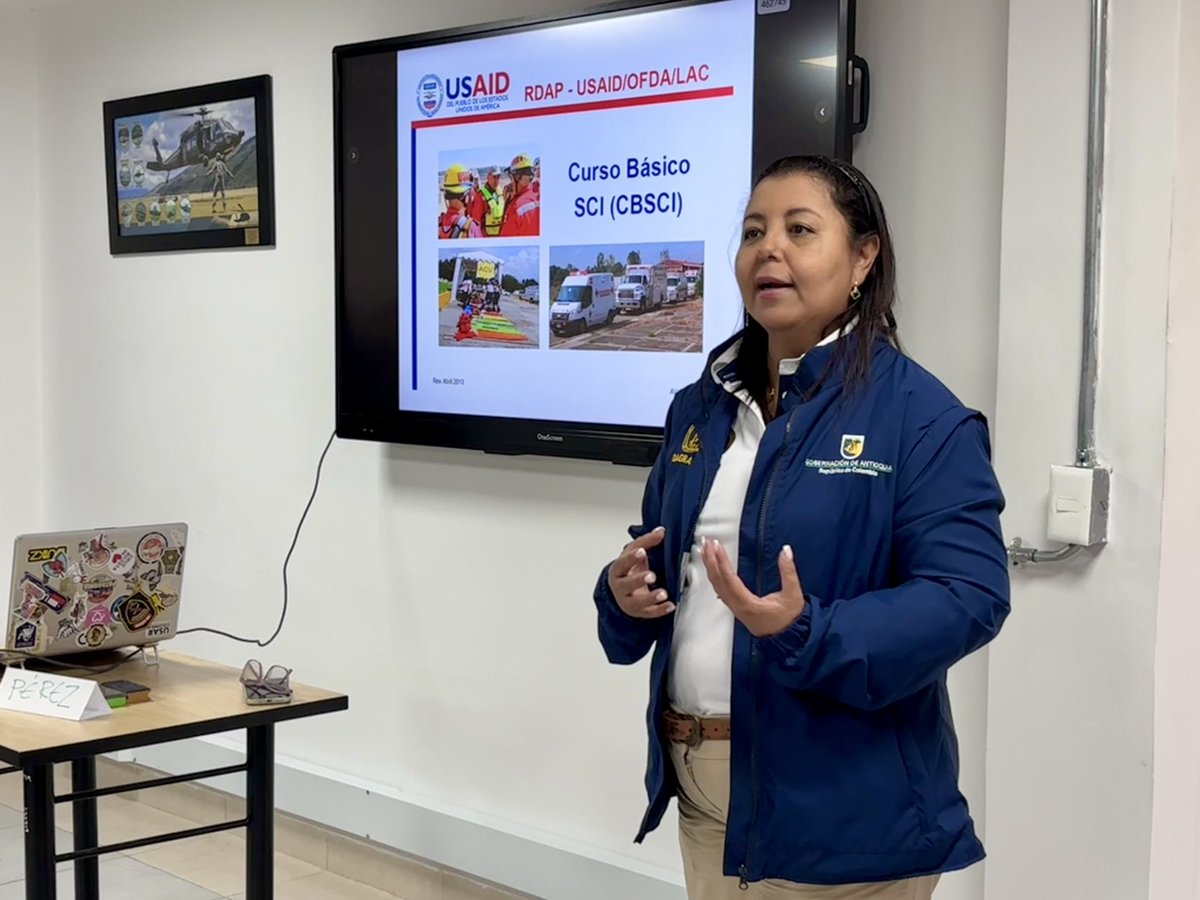 DagranAntioquia's tweet photo. Nos articulamos con la @FuerzaAereaCol , en la capacitación de oficiales y suboficiales de la Base Aérea General Arturo Ledesma, en el manejo eficiente de situaciones de emergencia en el departamento de Antioquia.
#CACOM5 https://t.co/d4kJBGAvpw