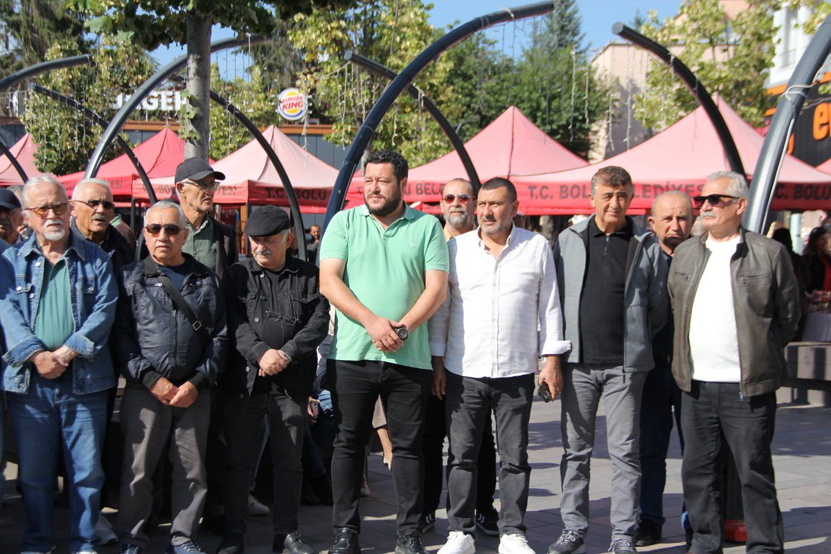 BoluYeniParti's tweet photo. YENİ Parti Bolu İl Başkanlığı olarak, emekli örgütleri tarafından düzenlenen “Emekli insanca ve onurlu yaşam için seyyanen zam istiyor” basın açıklamasına katıldık.

Emeklilerimizin insanca ve onurlu bir yaşam sürmesi için mücadelelerinde yanlarında olmaya devam edeceğiz. https://t.co/X177Ka9swS