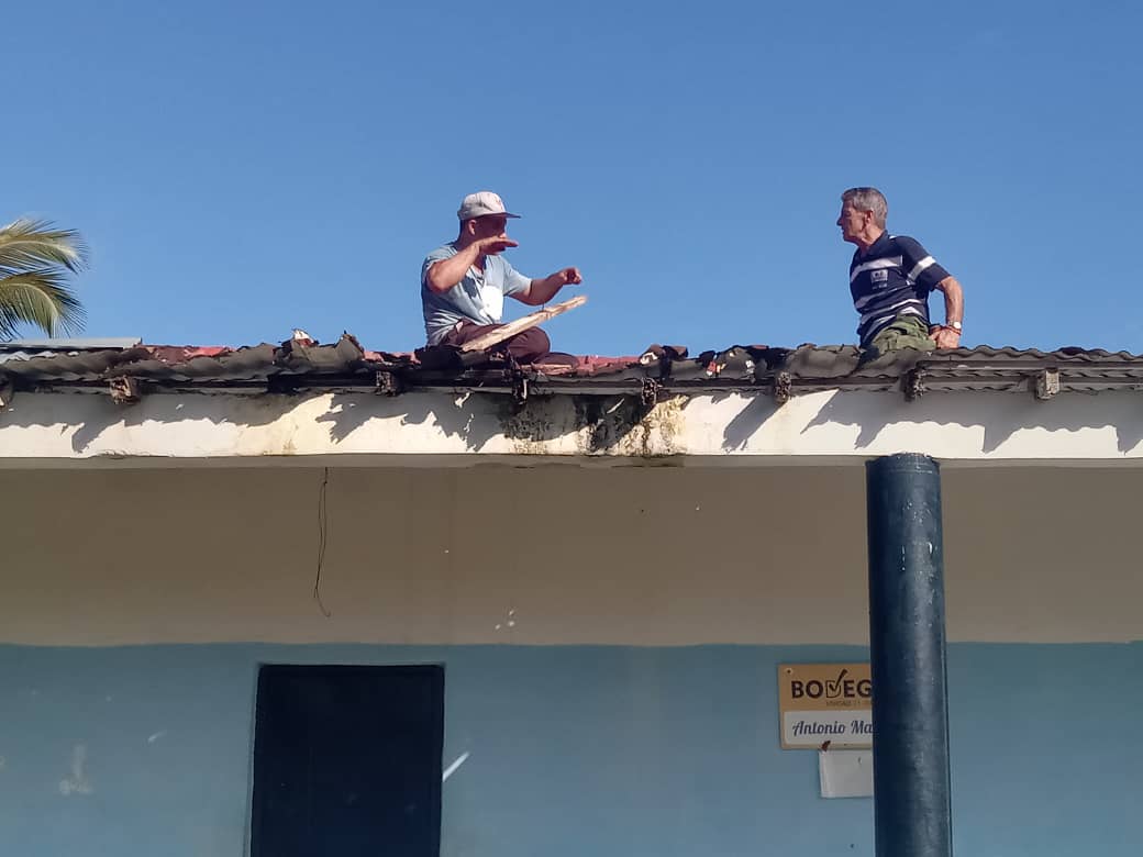 AlexanderC35416's tweet photo. Se realizan acciones constructivas para transformar las unidades del comercio en Mercado de Barrio.#PinardelRío https://t.co/sKG9525WCw
