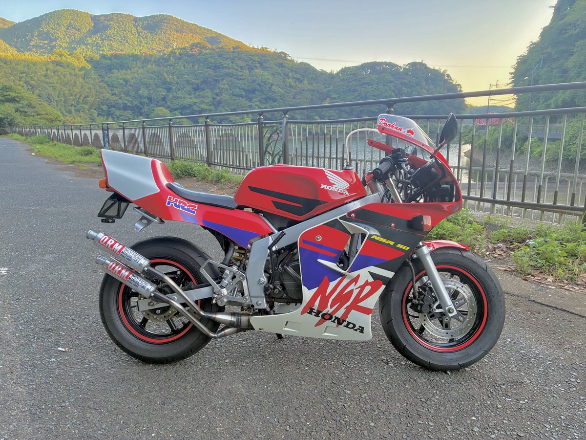 hakuro_400r's tweet photo. #NSR50
#NSR80
#NSRレストア
#NSR
＃ホンダ
＃2スト
祝い‼️
細かい修正箇所が残っていますが，
暫定完成としましょう⁉️
近所を少しテスト走行も無事に
腰下以外は全てOH済み❗️
純正部品等で30万使ってます。
チャンバーは含みません
nsr50美しいと思います。
自画自賛眺めながら酒が飲める！😀 https://t.co/i9WSTKk4nB