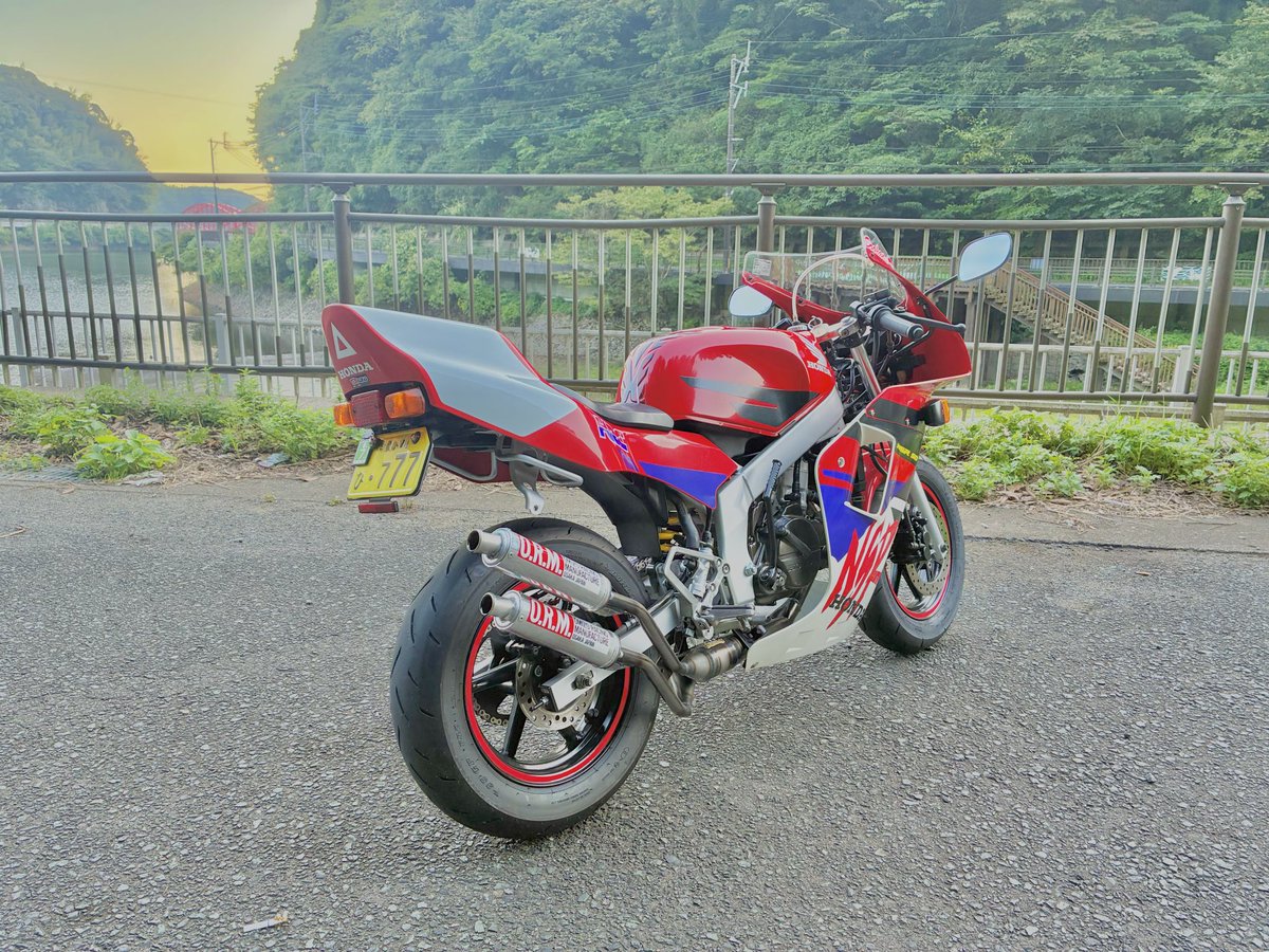 hakuro_400r's tweet photo. #NSR50
#NSR80
#NSRレストア
#NSR
＃ホンダ
＃2スト
祝い‼️
細かい修正箇所が残っていますが，
暫定完成としましょう⁉️
近所を少しテスト走行も無事に
腰下以外は全てOH済み❗️
純正部品等で30万使ってます。
チャンバーは含みません
nsr50美しいと思います。
自画自賛眺めながら酒が飲める！😀 https://t.co/i9WSTKk4nB