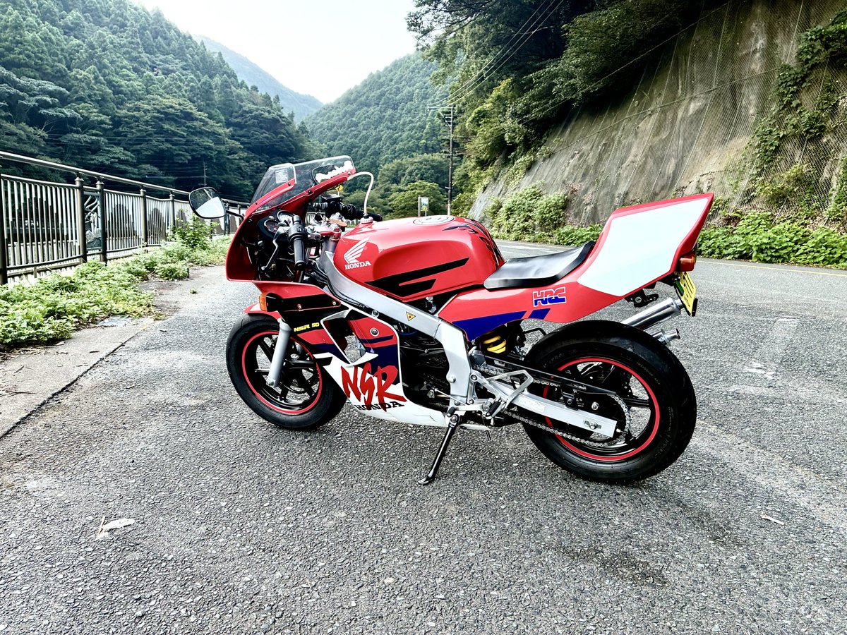 hakuro_400r's tweet photo. #NSR50
#NSR80
#NSRレストア
#NSR
＃ホンダ
＃2スト
祝い‼️
細かい修正箇所が残っていますが，
暫定完成としましょう⁉️
近所を少しテスト走行も無事に
腰下以外は全てOH済み❗️
純正部品等で30万使ってます。
チャンバーは含みません
nsr50美しいと思います。
自画自賛眺めながら酒が飲める！😀 https://t.co/i9WSTKk4nB