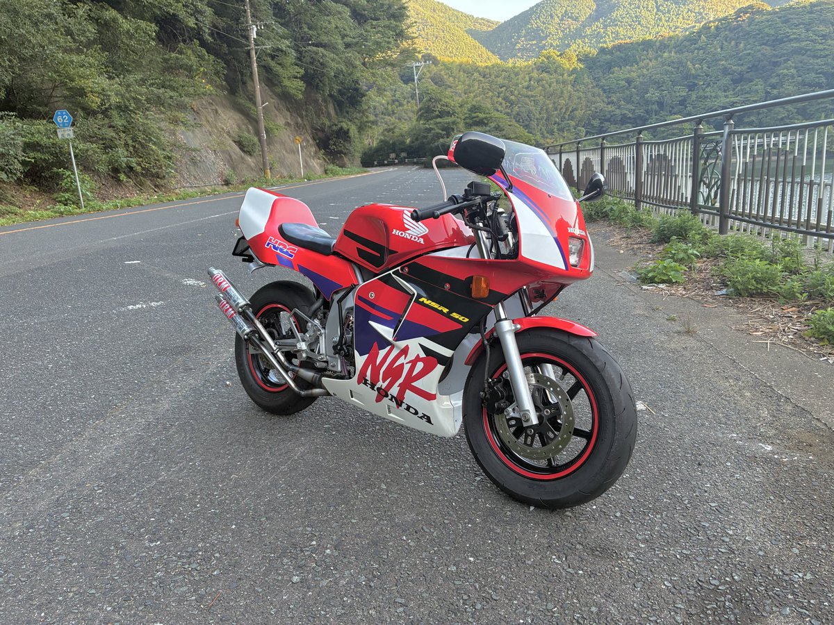 hakuro_400r's tweet photo. #NSR50
#NSR80
#NSRレストア
#NSR
＃ホンダ
＃2スト
祝い‼️
細かい修正箇所が残っていますが，
暫定完成としましょう⁉️
近所を少しテスト走行も無事に
腰下以外は全てOH済み❗️
純正部品等で30万使ってます。
チャンバーは含みません
nsr50美しいと思います。
自画自賛眺めながら酒が飲める！😀 https://t.co/i9WSTKk4nB