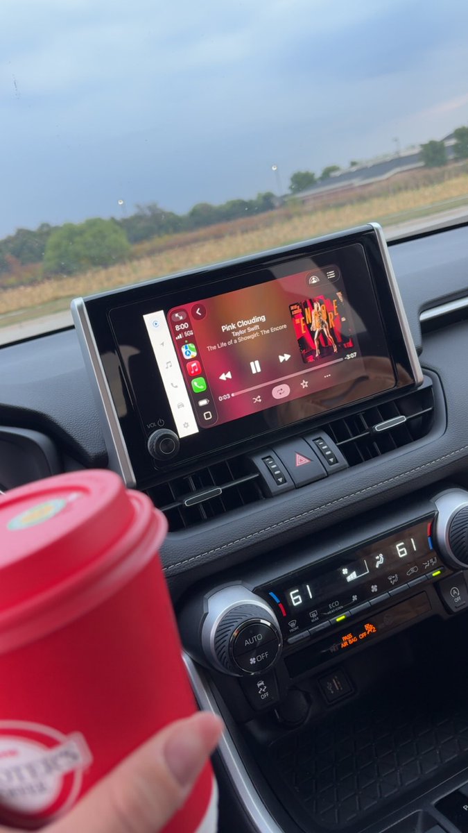 mily_299's tweet photo. Basic white girl season ๐ โ๏ธ๐ง๏ธPumpkin Spice Latte and Taylor Swift #fall #PSL #TSwift https://t.co/HgKu78rAps