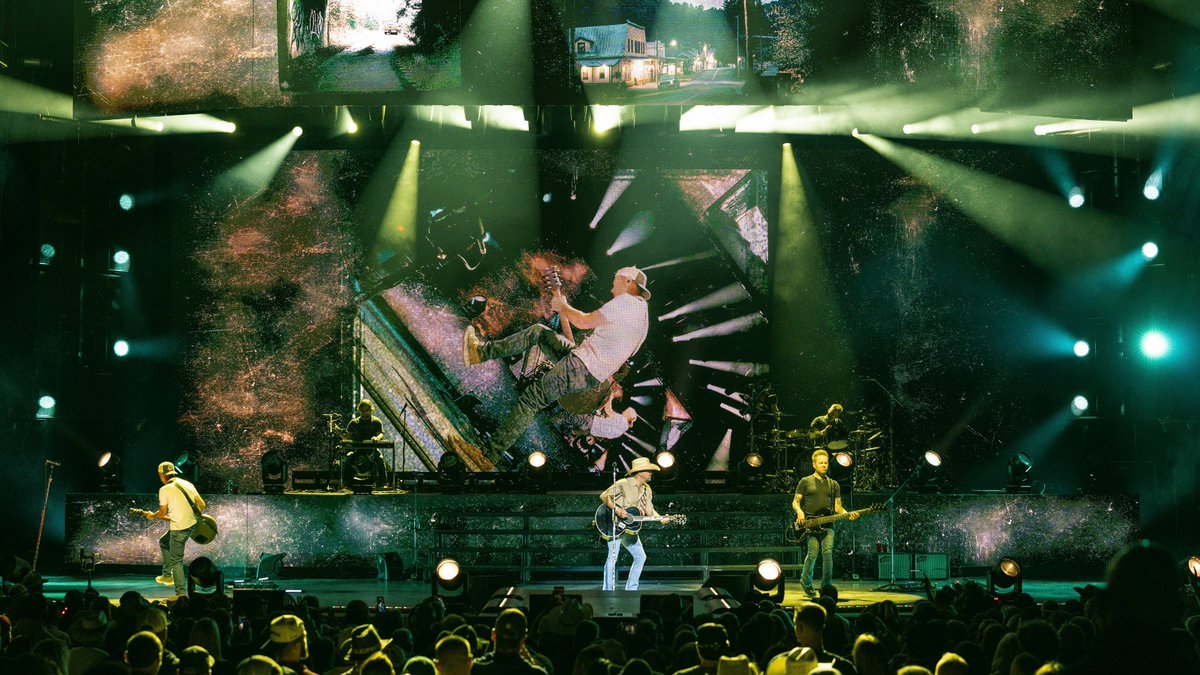 Jason_Aldean's tweet photo. Hard to believe we’re already headed into the final weekend of the Songs About Us Tour. Closing this thing out in Gilford, New Hampshire. Let’s do it! 🔥

📸: Jeff Johnson https://t.co/kwazBa1fi5