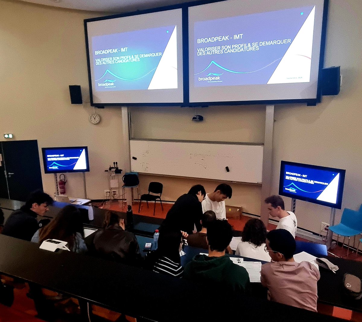 broadpeak's tweet photo. Back to school for Broadpeak too🎓This week: recruitment tips with IMT Master’s students + an AI session with 150 international students at ISTIC. Thanks Loïck for leading the conversation🙏Maybe a few future Broadpeakers were in the room👀
#Rennes #AI @irisa_lab https://t.co/TqpLp8wG2t