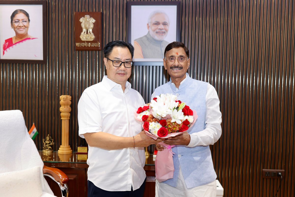 SethSanjayMP's tweet photo. केंद्रीय संसदीय कार्य मंत्री श्री किरण रिजिजू जी से नई दिल्ली में आत्मीय भेंट हुई। इस अवसर पर उन्हें मेरे आवास पर आयोजित होने वाले करम मिलन समारोह में सादर आमंत्रित किया।
@KirenRijiju https://t.co/Sq2ohRUd8f