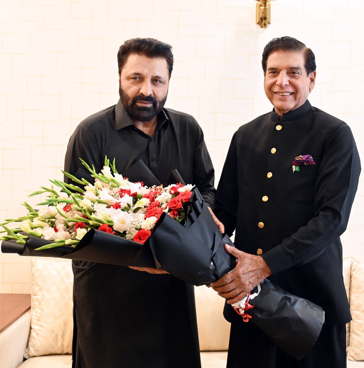 PPP_Org's tweet photo. وزیر اعلی گلگت بلتستان امجد حسین اور سابق وزیر اعظم راجہ پرویز اشرف ملاقات کر رہے ہیں۔ اس موقع پر سابق وزیراعظم راجہ پرویز اشرف نے وزیر اعلی کو بلا مقابلہ وزیر اعلی منتخب ہونے پر مبارکباد دی اور نیک خواہشات کا اظہار کیا۔
@amjadhussainaza https://t.co/YuRcLIaSVa