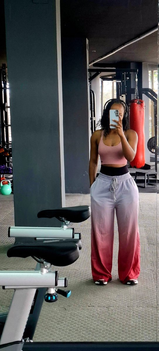 phleriah_'s tweet photo. Calm fit,no Boyfriend, Gym 14x a week, minding my own bs and life goes on . https://t.co/5XQGlVsav6