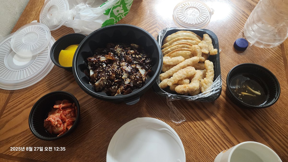 yeob_38930's tweet photo. 오늘에 저녁~짜장면세트
다들 남은 추석 연휴 잘보내요~~ https://t.co/HFcGGYWVpr