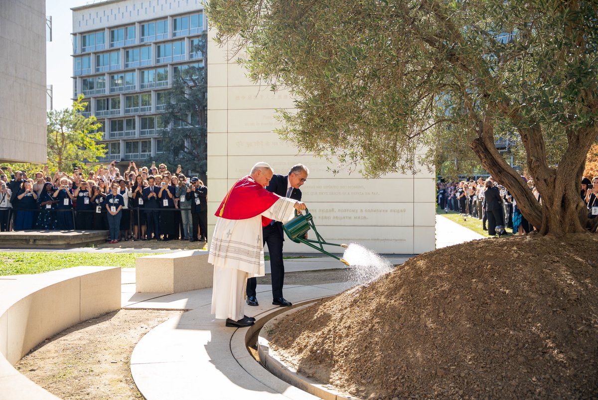 UNESCO's tweet photo. At @UNESCO, @Pontifex addresses the world with a resounding message of peace and human dignity

During his historic visit to @UNESCO Headquarters today, His Holiness Pope Leo XIV called for renewed international cooperation to build a more just and peaceful world, highlighting the special role that #UNESCO has to play.

In his address to more than 1400 people, His Holiness reaffirmed the Holy See’s commitment to UNESCO’s founding mission, describing UNESCO as both an instrument and a forum in which humanity reflects on its history, its shared identity and its future.

Read more: https://t.co/pvN2Khc3ZA