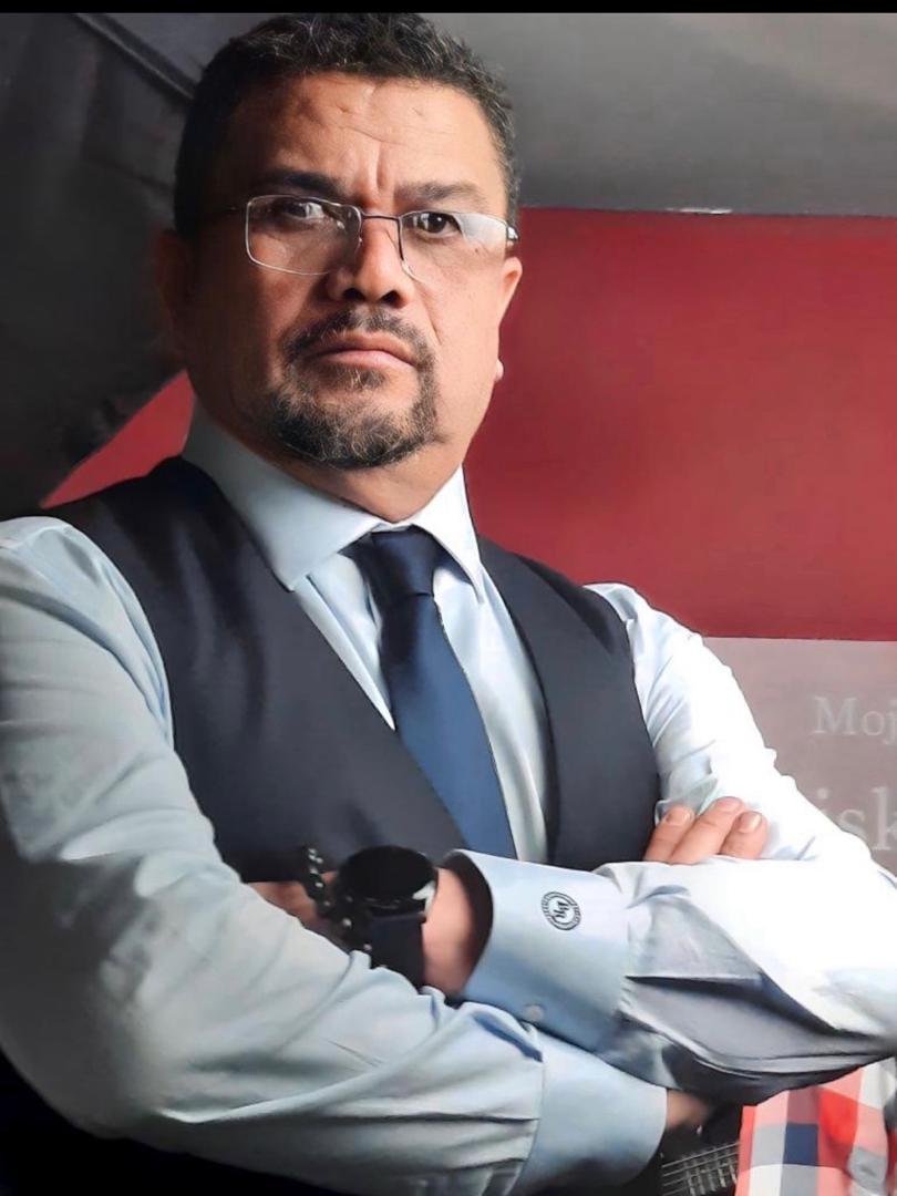 globovision's tweet photo. 🟡#EsNoticia | Hospitalizan de emergencia al comediante Benjamín Rausseo “El Conde del Guácharo” tras sufrir un evento cardiovascular

​El reconocido humorista y empresario Benjamín Rausseo se encuentra bajo estricta observación médica en una clínica de Puerto Ordaz, estado Bolívar, luego de presentar un episodio cardiovascular repentino en la ciudad de El Tigre, estado Anzoátegui.

​El suceso ocurrió mientras supervisaba las obras de expansión del conjunto residencial Atlantis, proyecto de su propiedad. Tras registrarse la emergencia, sus colaboradores activaron de inmediato los protocolos de asistencia para su posterior traslado.

Fuentes autorizadas confirman que Rausseo está estable, aunque permanecerá internado de forma preventiva.

📷 Cortesía

#Globovisión #Nacionales