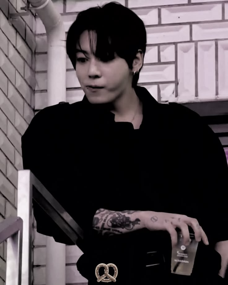d0llthv's tweet photo. #taekookau where

jeongguk has made it perfectly clear to taehyung that the two of them will never happen because he will never move on from his first love.

so why does he become unbearably possessive every time he sees another man flirting with taehyung? https://t.co/WNzG95YcAK