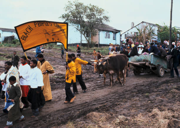 valavoosh's tweet photo. Steve Biko’s funeral procession on this day in 1977. The state initially barred the family from having the funeral service take place at Victoria Grounds stadium because they didn’t want people to come out in their numbers. Malusi Mpumlwana is said to have asked the security branch in King (Qonce) something to the effect of: Would you prefer your men be outnumbered by an angry community here in Ginsberg? And like that permission was granted. 
📸: Peter Jordan